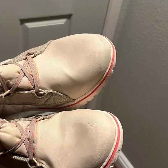 SORREL Cozy Cate white faux fur trim waterproof lace up boots. Size 9 - Picture 4 of 11